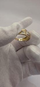 Kunnostettu kantasormus 5,4g. 585 kultaa. 0,08ct timantilla. Koko 18.